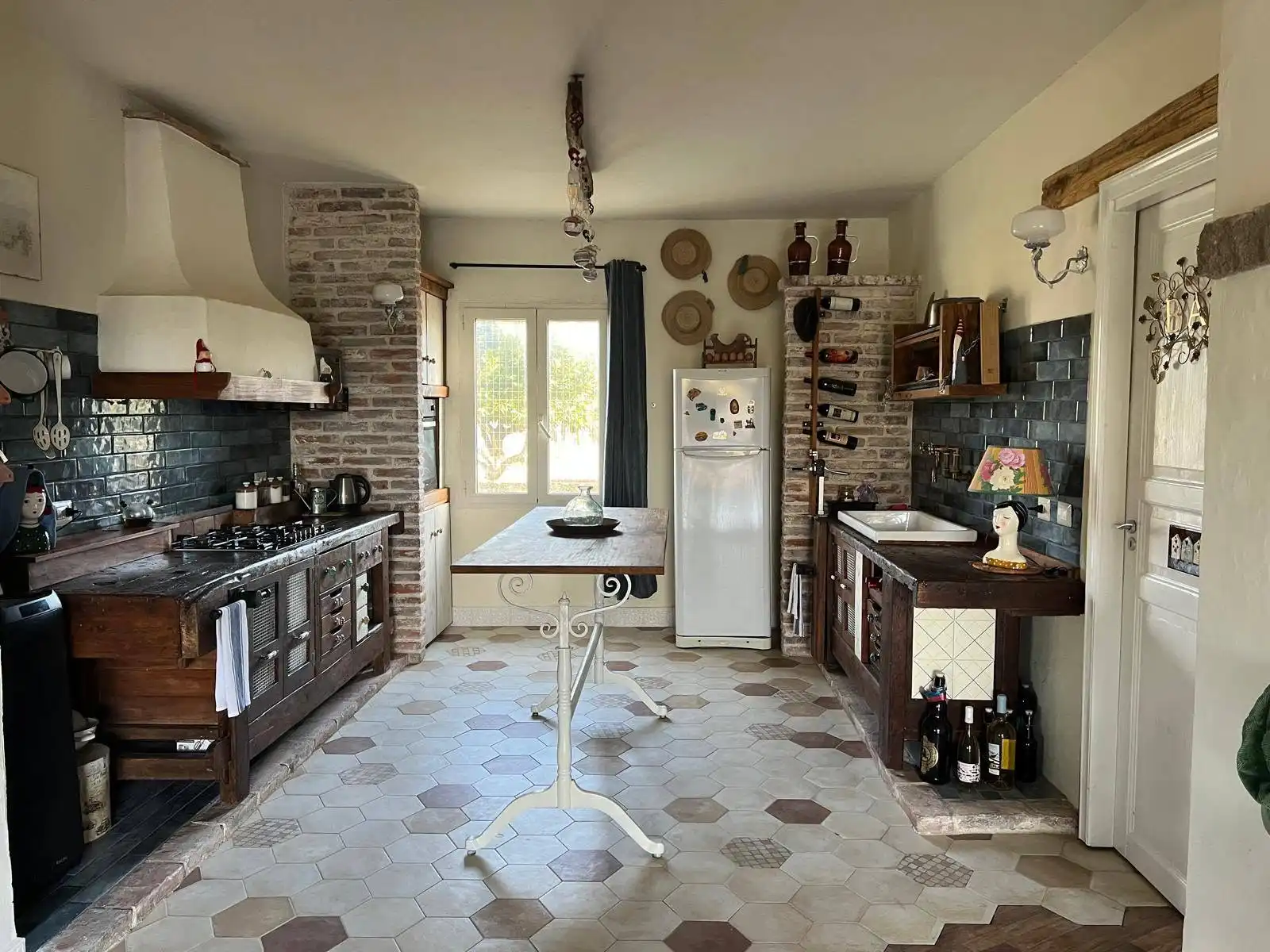 Cucina su misura realizzata recuperando due antichi banchi da falegname in legno massello.