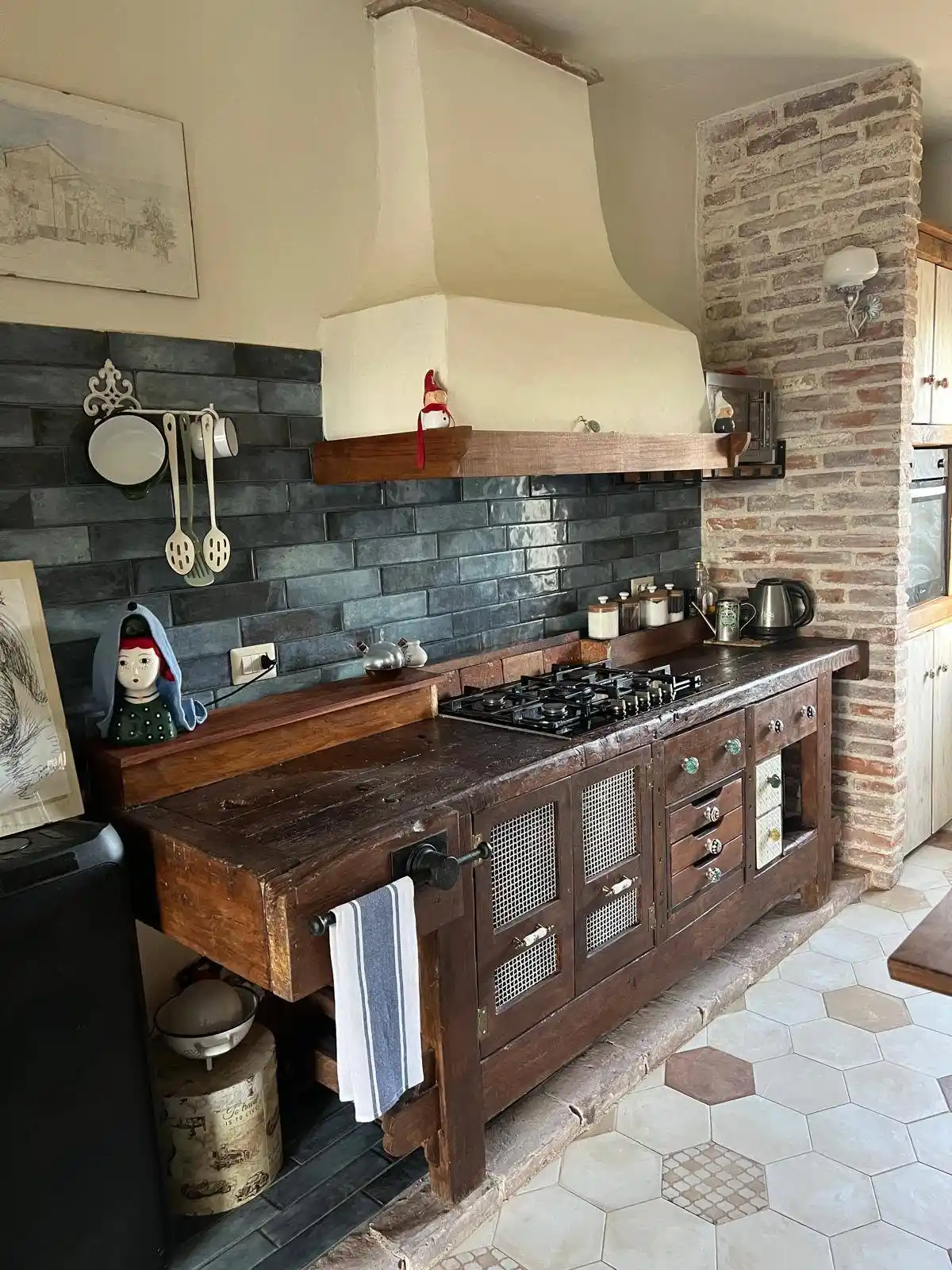 Cucina su misura realizzata recuperando due antichi banchi da falegname in legno massello. Foto 02.