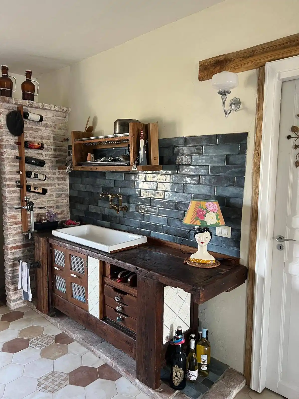 Cucina su misura realizzata recuperando due antichi banchi da falegname in legno massello. Foto 03