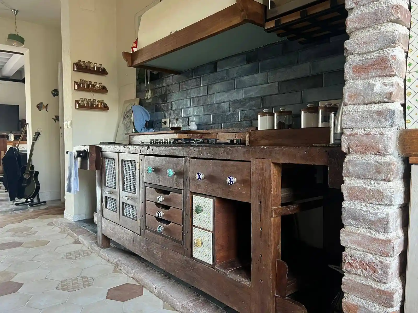 Cucina su misura realizzata recuperando due antichi banchi da falegname in legno massello. Foto 04.