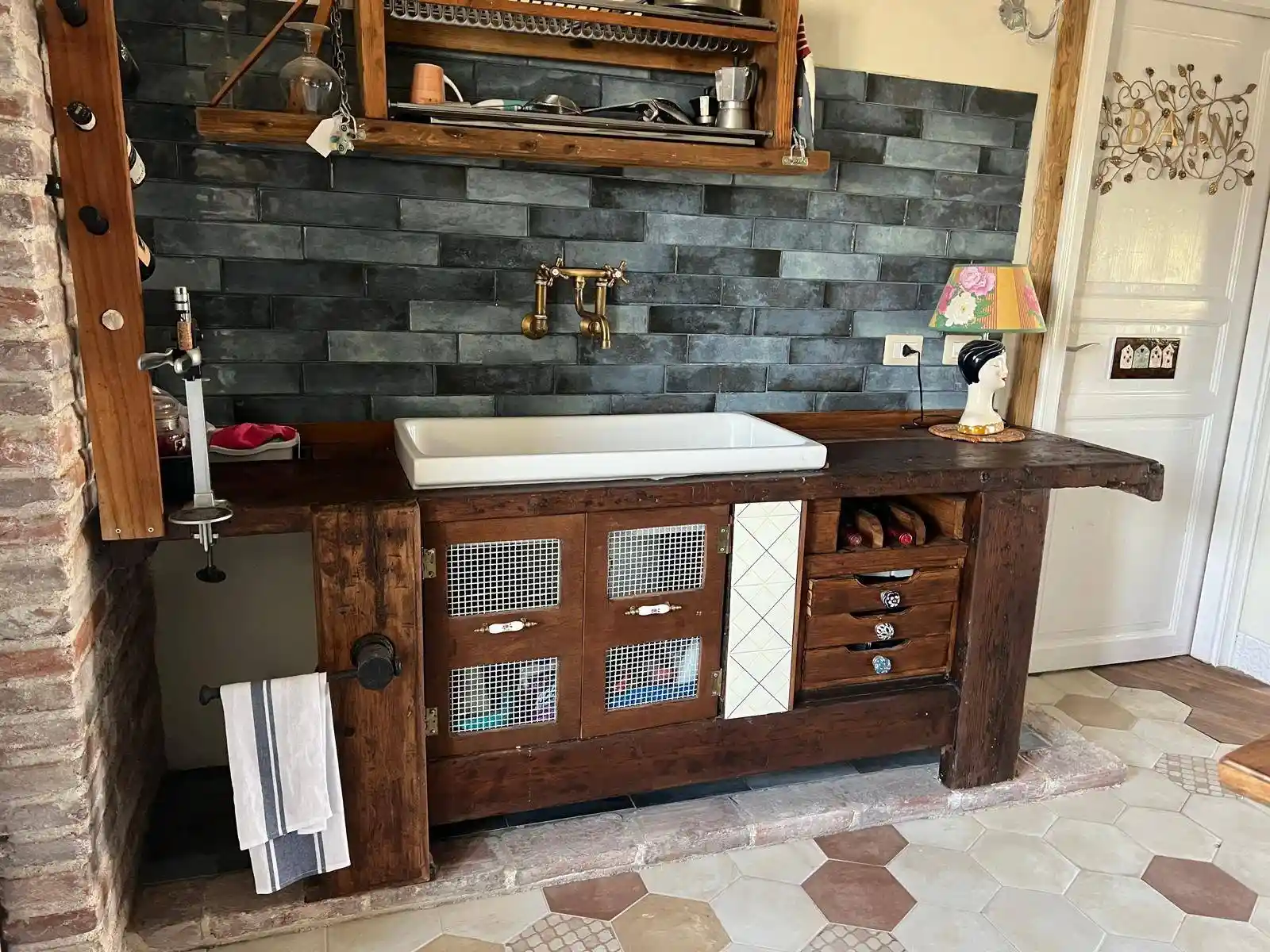 Cucina su misura realizzata recuperando due antichi banchi da falegname in legno massello. Foto 05.