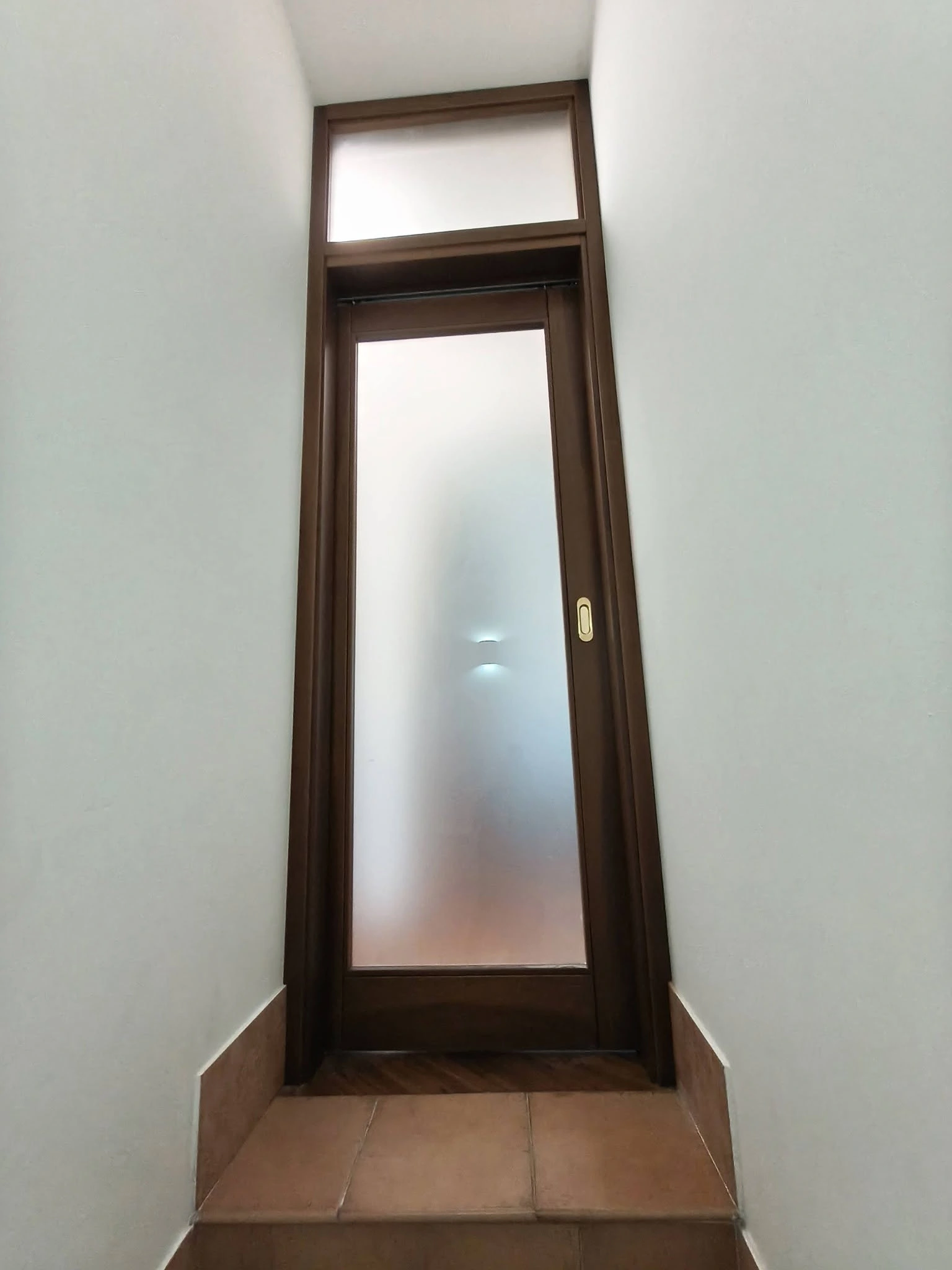 Porta scorrevole in legno con vetro satinato per chiusura vano scala. Foto 04.