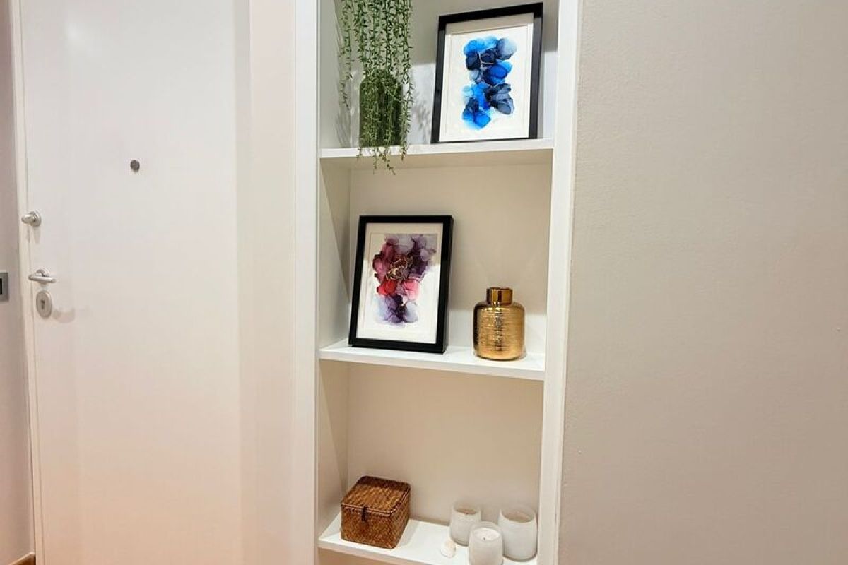 Arredi interni su misura con armadio, vetrinetta e scaffale integrato.