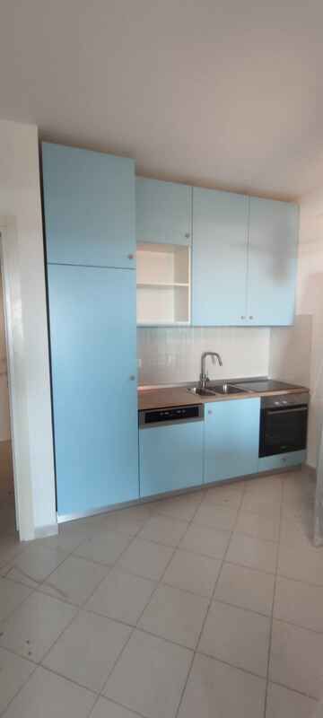 Cucina su misura con mobili laccati azzurro e bianco in stile artigianale - Foto 3