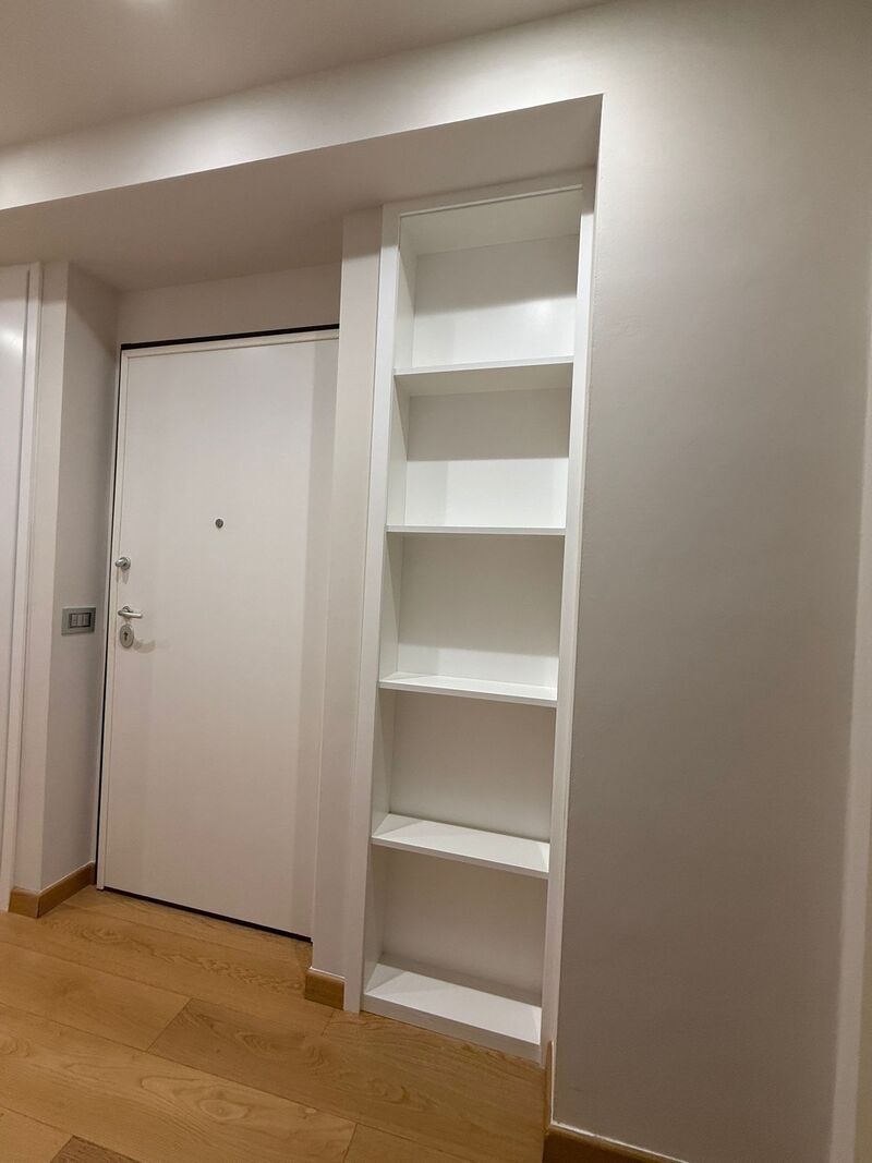Arredi interni su misura con armadio, vetrinetta e scaffale integrato: scafale