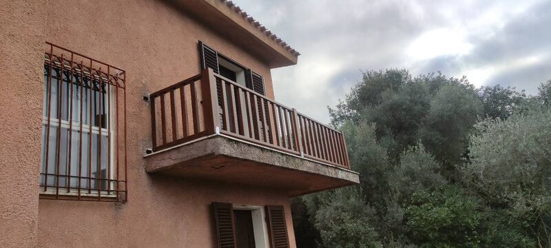 Ringhiere in legno su misura per balconi dopo intervento di sostituzione