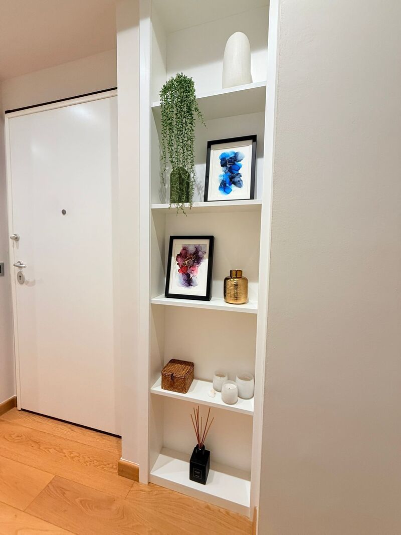 Arredi interni su misura con armadio, vetrinetta e scaffale integrato: scafale arredato