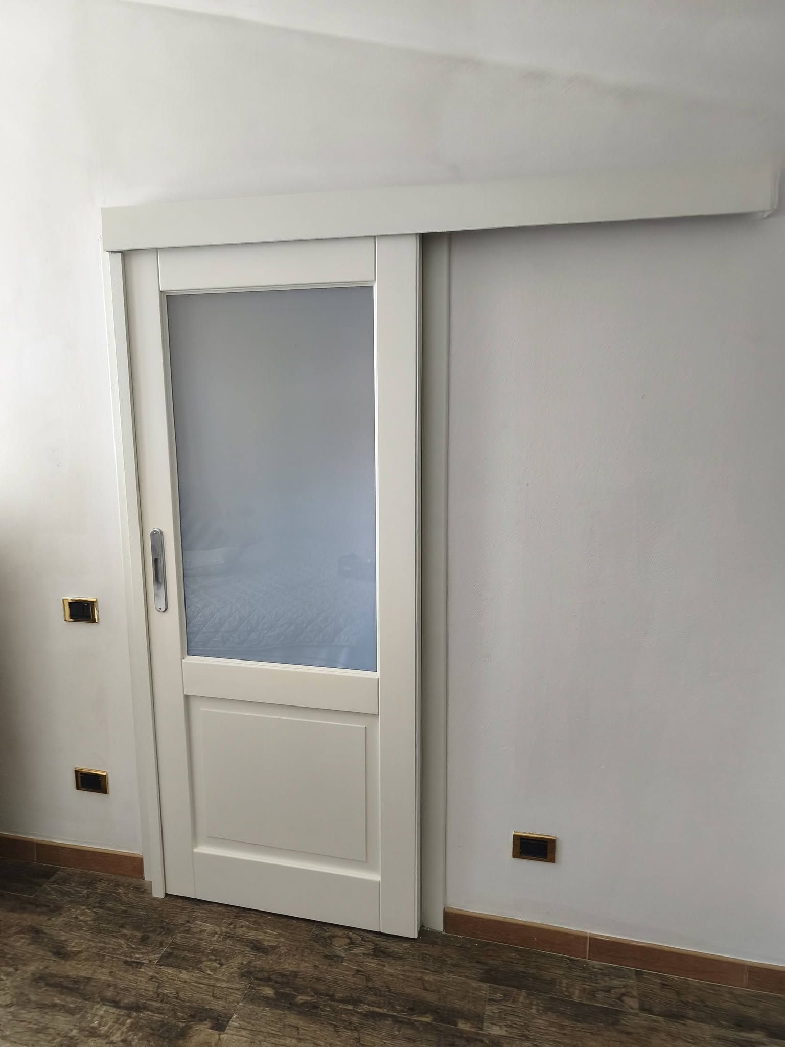 Porte in legno massello restaurate e laccate bianco avorio con vetri satinati. Foto 1.
