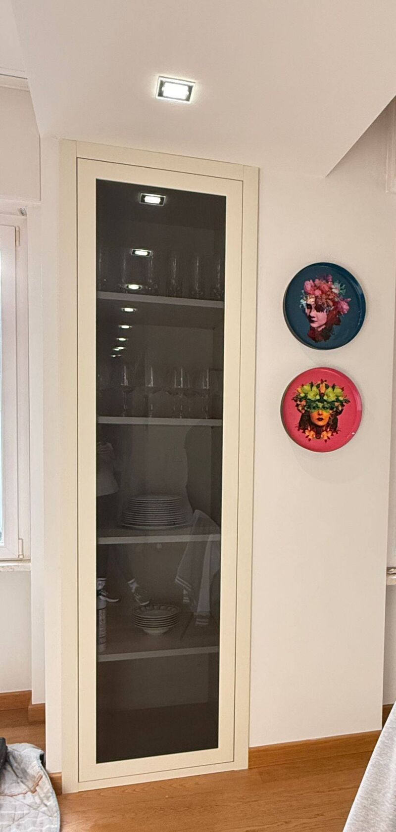 Arredi interni su misura con armadio, vetrinetta e scaffale integrato: vetrinetta foto 1