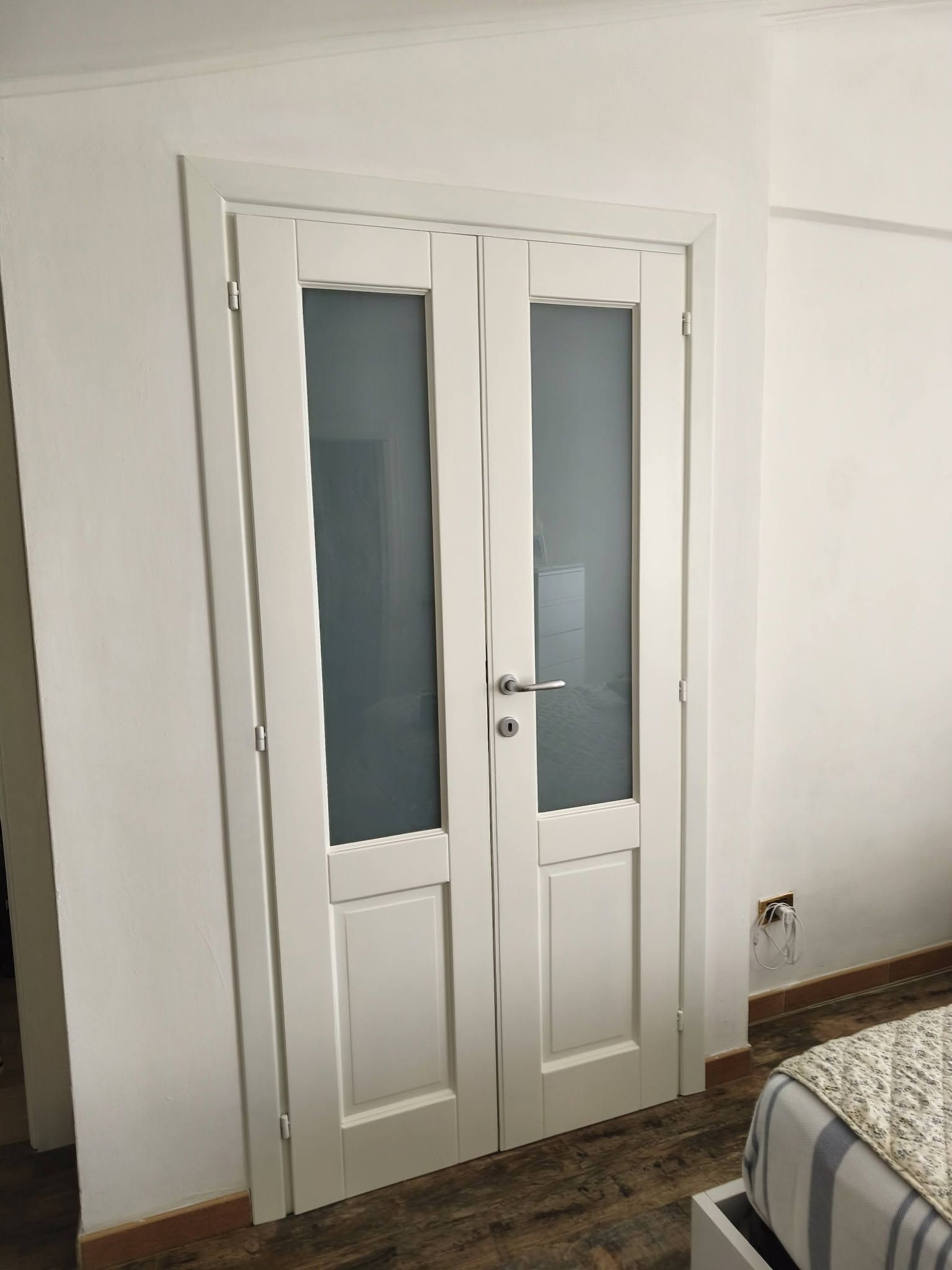 Porte in legno massello restaurate e laccate bianco avorio con vetri satinati. Foto 3.