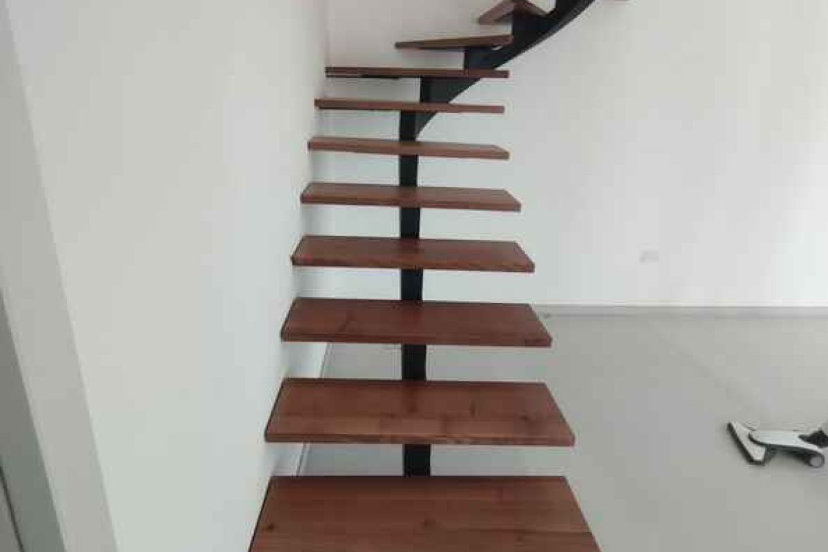 Scala a giorno in legno e ferro