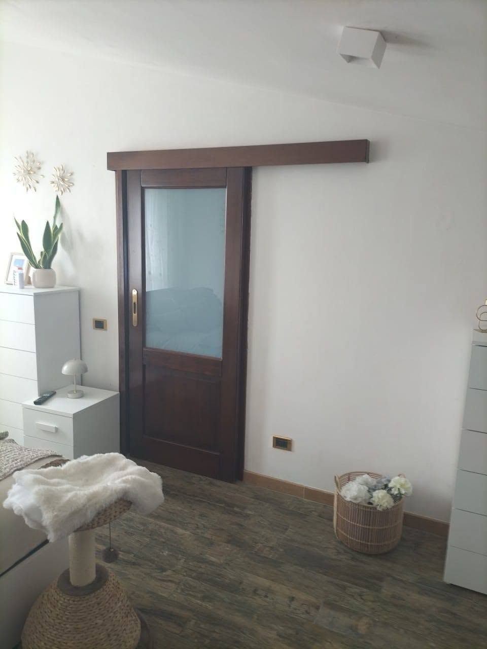 Porte in legno massello restaurate e laccate bianco avorio con vetri satinati. Foto 1 prima.