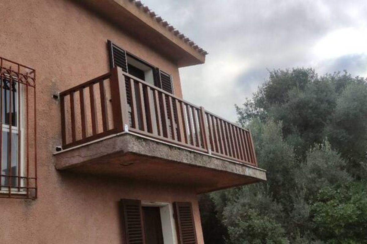 Ringhiere in legno su misura per balconi dopo intervento di sostituzione