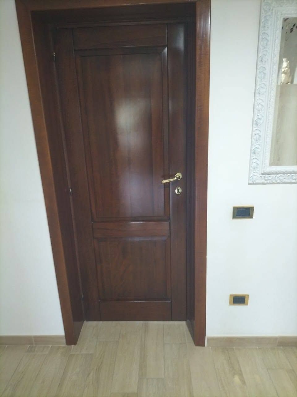 Porte in legno massello restaurate e laccate bianco avorio con vetri satinati. Foto 2 prima.