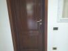 Porte in legno massello restaurate e laccate bianco avorio con vetri satinati. Foto 2 prima.