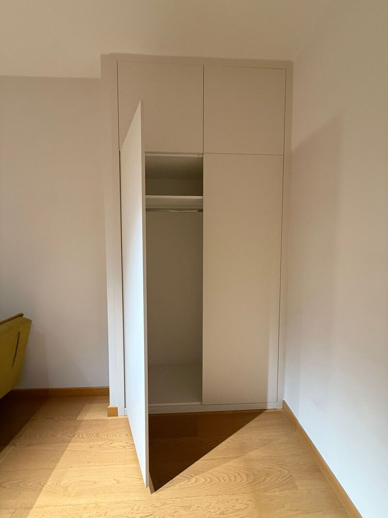 Arredi interni su misura con armadio, vetrinetta e scaffale integrato: armadio