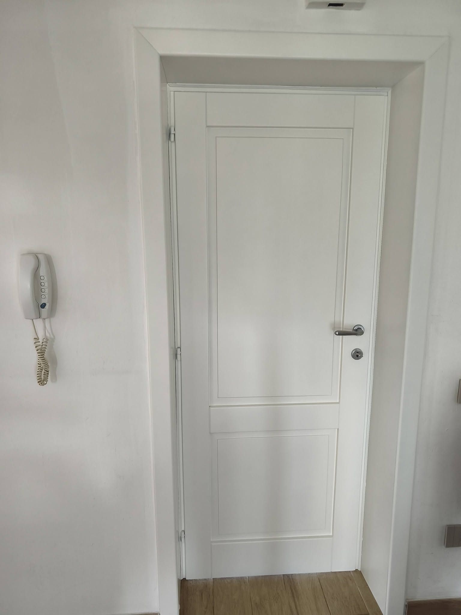 Porte in legno massello restaurate e laccate bianco avorio con vetri satinati. Foto 2.