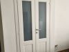 Porte in legno massello restaurate e laccate bianco avorio con vetri satinati. Foto 3.