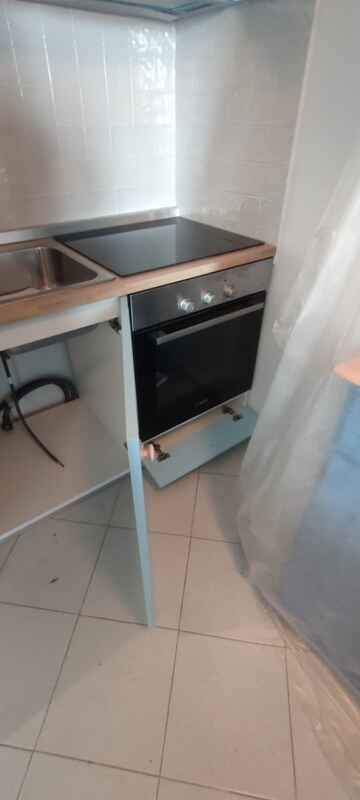 Cucina su misura con mobili laccati azzurro e bianco in stile artigianale - Foto 5