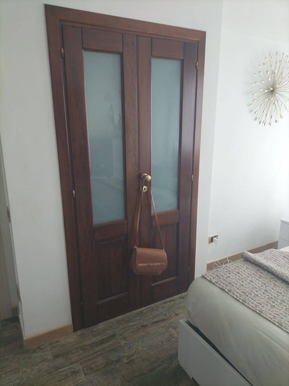 Porte in legno massello restaurate e laccate bianco avorio con vetri satinati. Foto 3 prima.