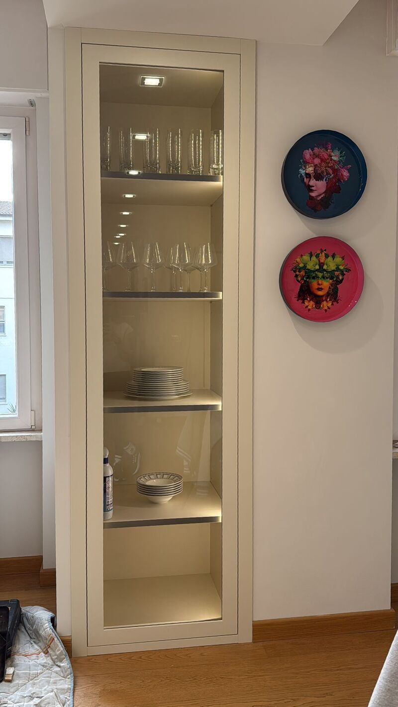 Arredi interni su misura con armadio, vetrinetta e scaffale integrato: vetrinetta foto 2
