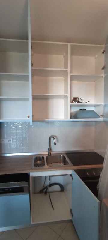 Cucina su misura con mobili laccati azzurro e bianco in stile artigianale - Foto 4